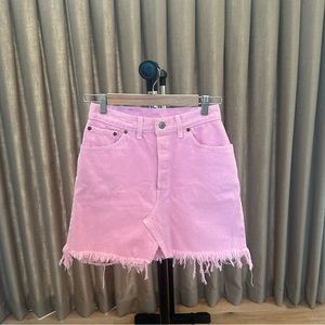 Adorable vintage pink Levi’s denim skirt.